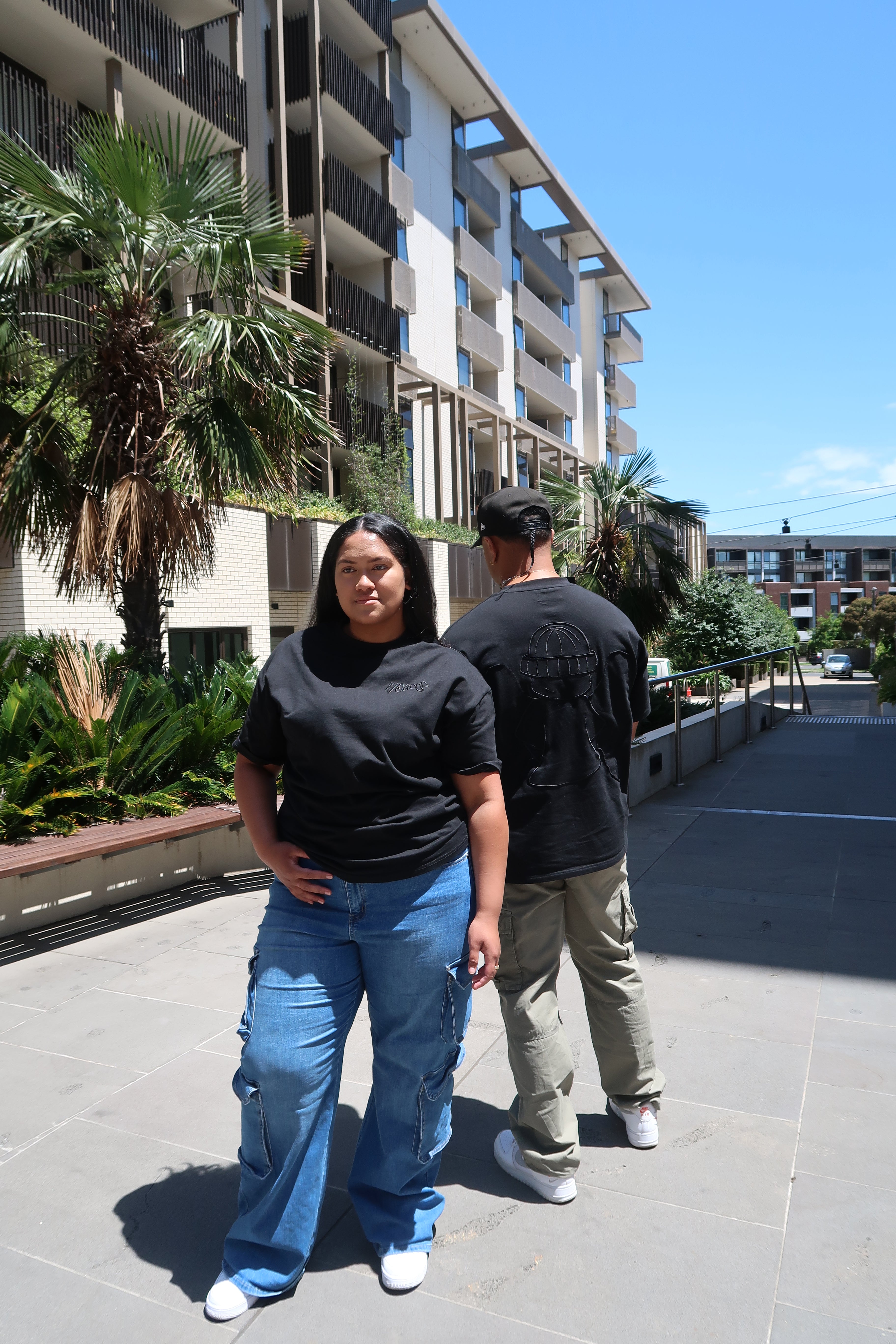 ESSENTIAL BLK ON BLK TEE