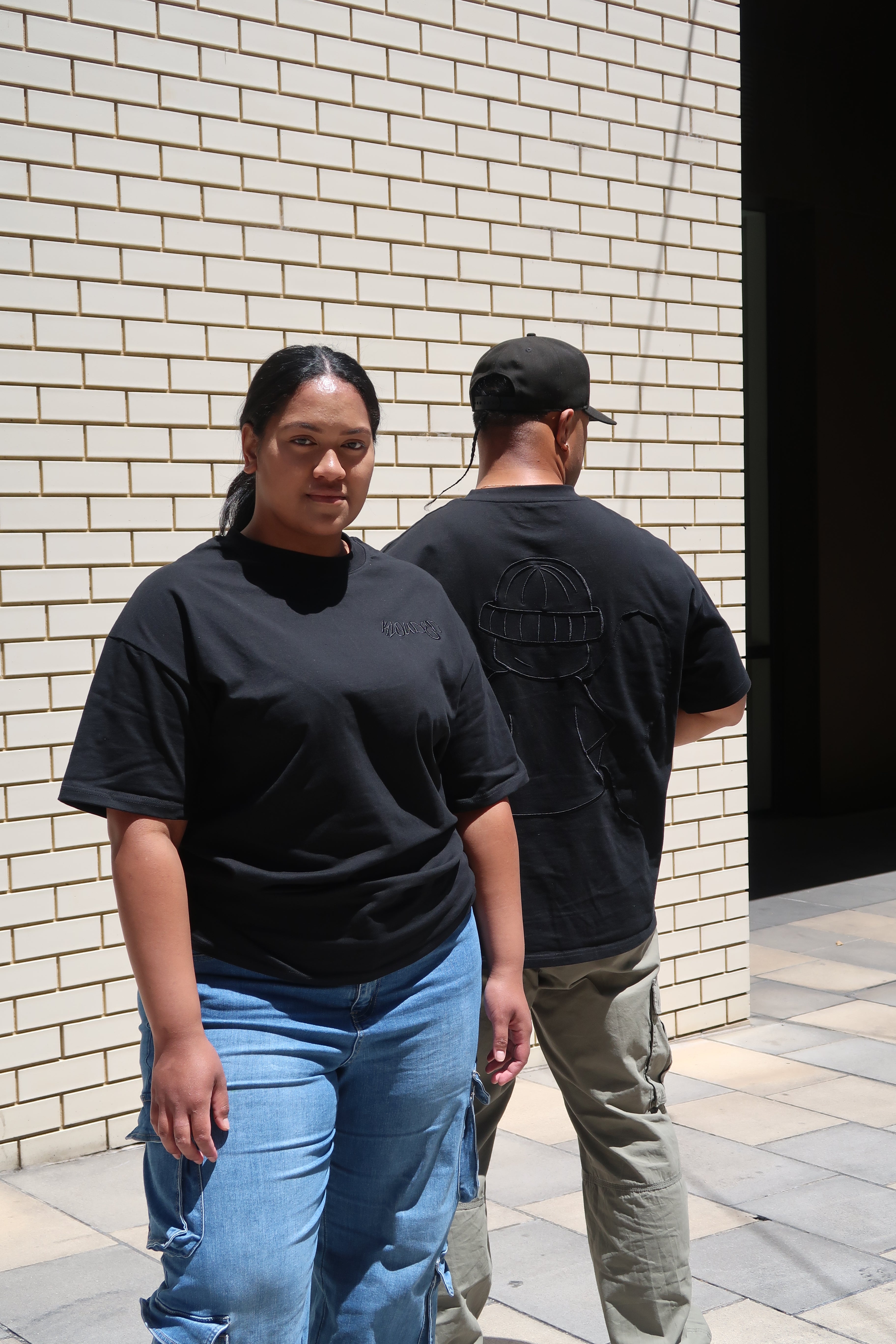 ESSENTIAL BLK ON BLK TEE