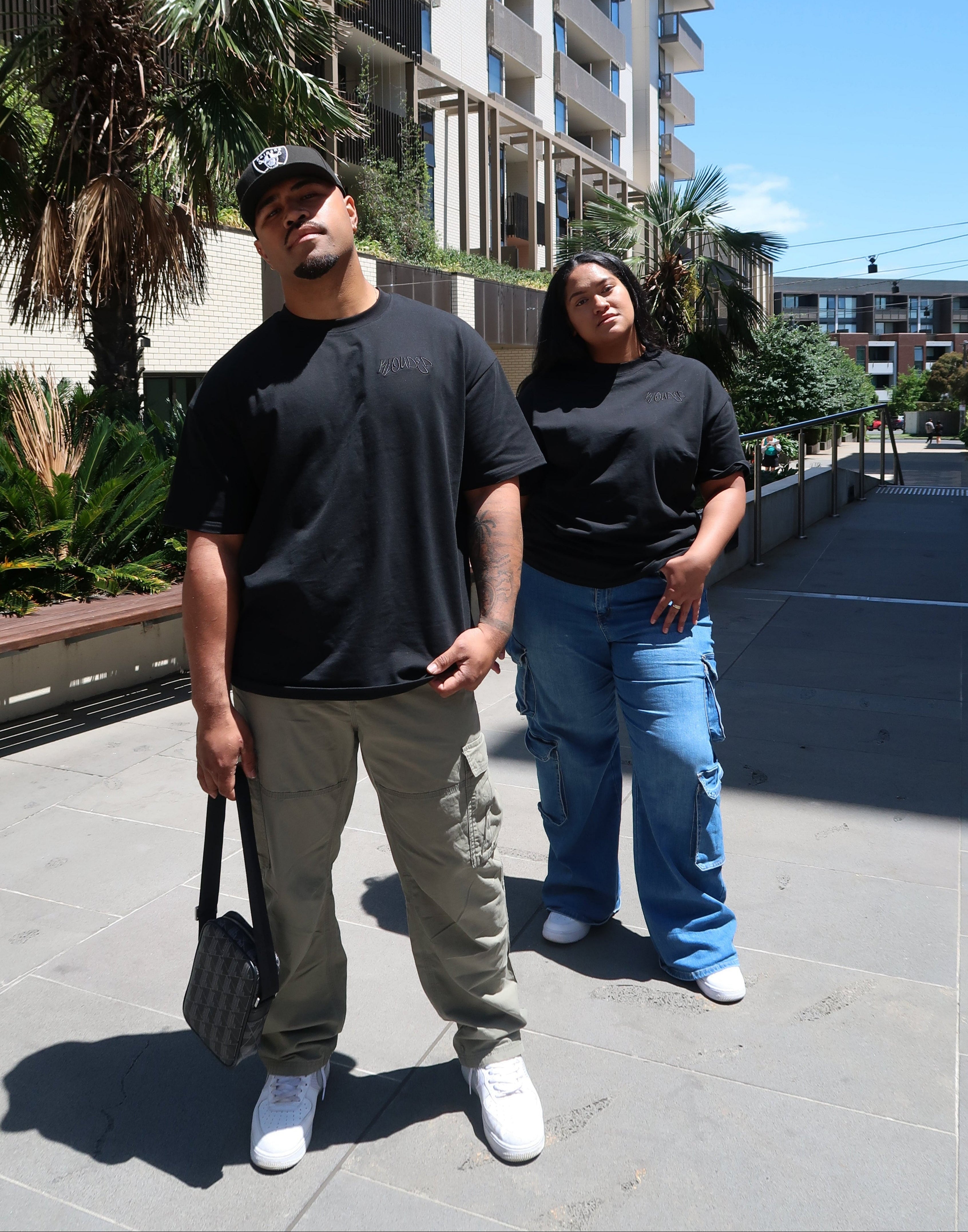 ESSENTIAL BLK ON BLK TEE