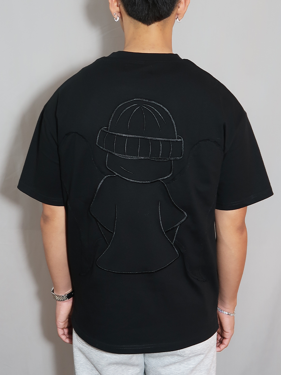 ESSENTIAL BLK ON BLK TEE